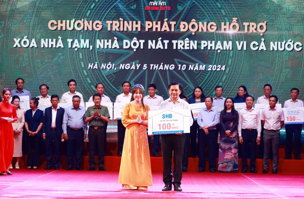 Ms. Ninh Thi Lan Phuong - Deputy General Director of SHB represented the Bank to donate 100 billion VND to Soc Trang province. Photo: SHB