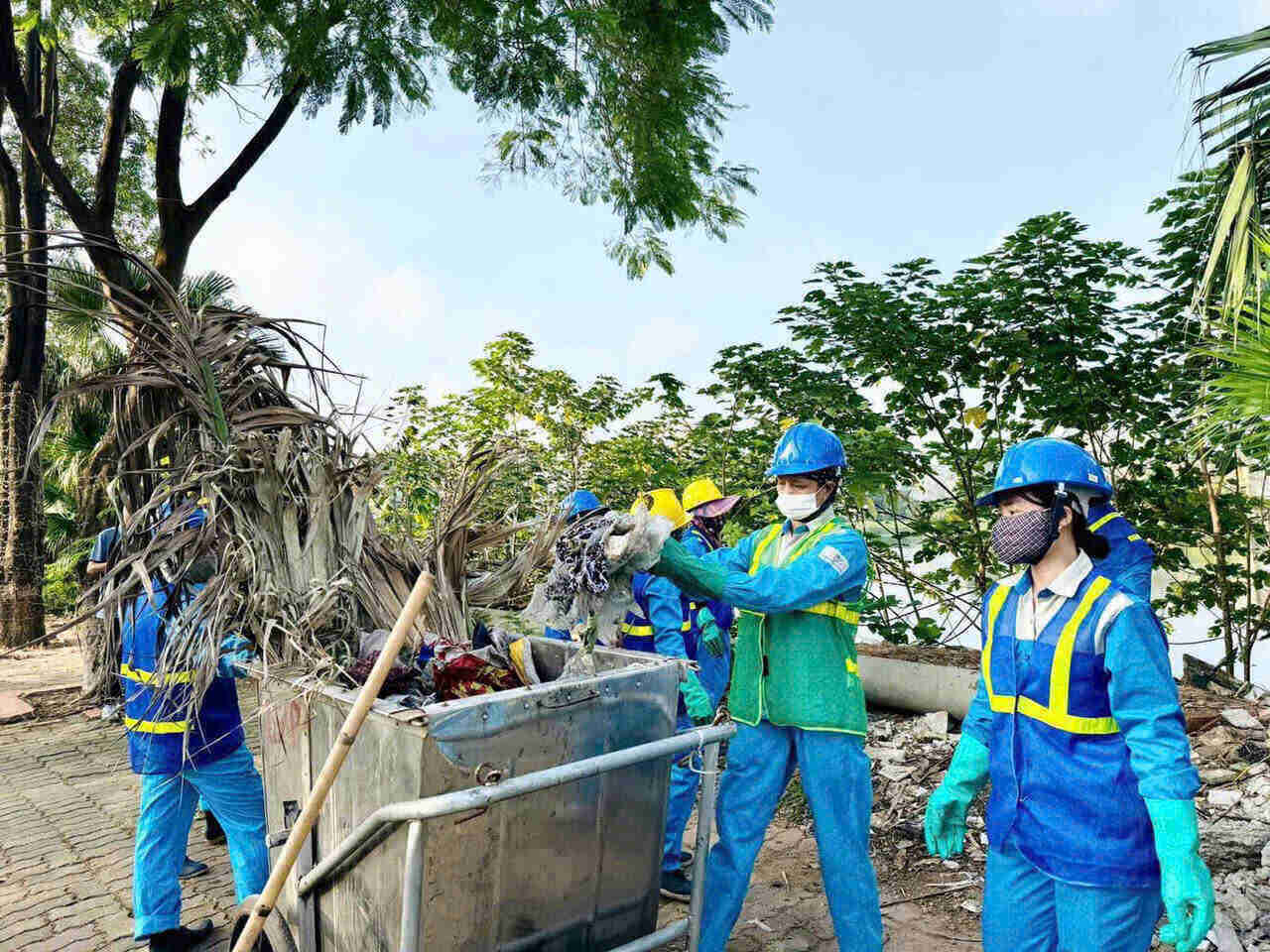 Workers of Thanh Tri district participate in environmental sanitation to celebrate the 70th anniversary of the Liberation of the Capital. Photo: Trade Union