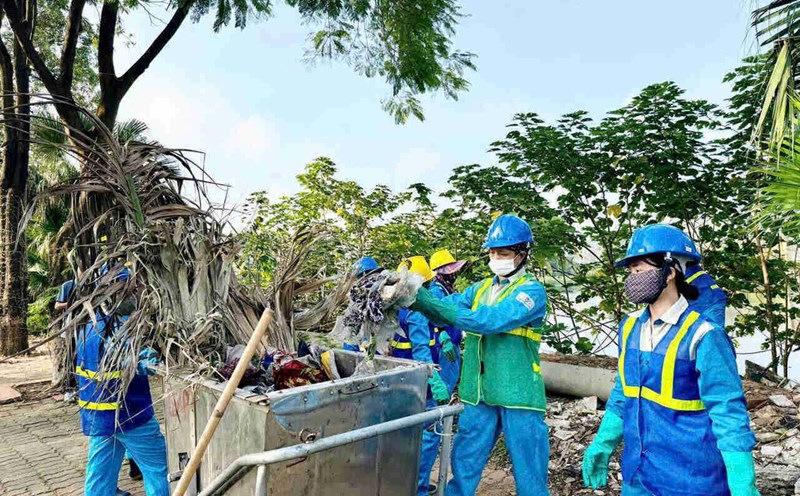 Workers of Thanh Tri district participate in environmental sanitation to celebrate the 70th anniversary of the Liberation of the Capital. Photo: Trade Union