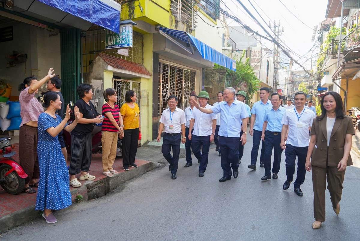 Pho Thu tuong Thuong truc Nguyen Hoa Binh cung doan di khao sat tai Khu tap the 3 tang An Duong, phuong An Duong, quan Le Chan - khu chung cu nguy hiem cap do D. Anh: Cong TTDT Hai Phong