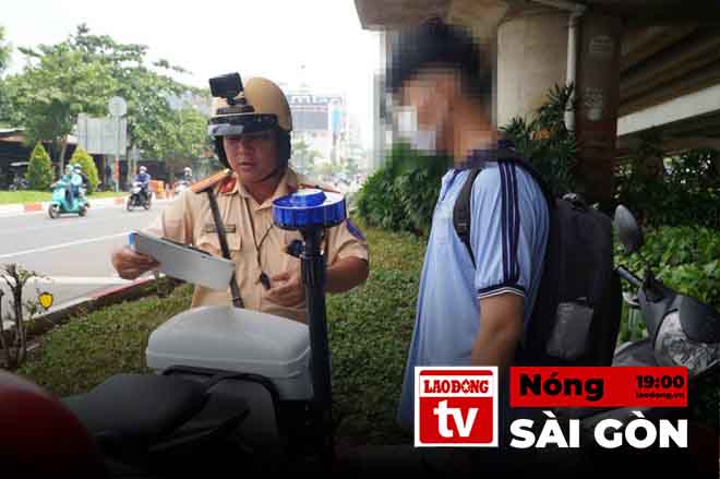 Hot News in Saigon: Male student riding motorbike surprised because he was ticketed