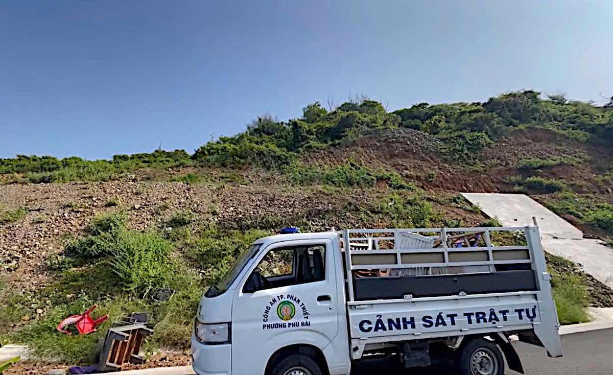Lực lượng chức năng phường Phú Hài tuần tra, xử lý các hành vi lấn chiếm lòng lề đường để bán nước giải khát. Ảnh: Duy Tuấn