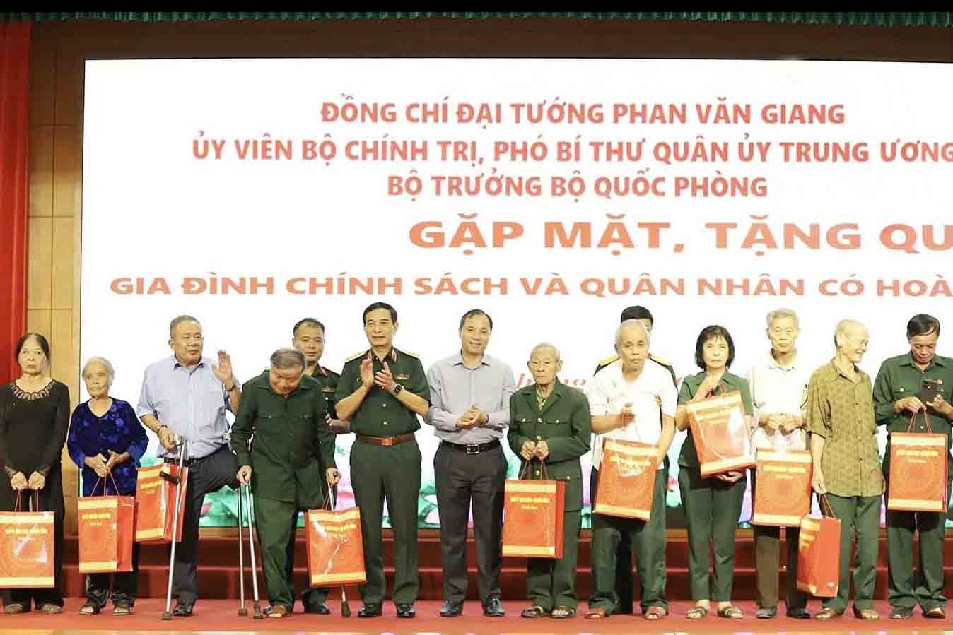 General Phan Van Giang - Minister of National Defence presents gifts in Ha Tinh. Photo: Duc Tuan.