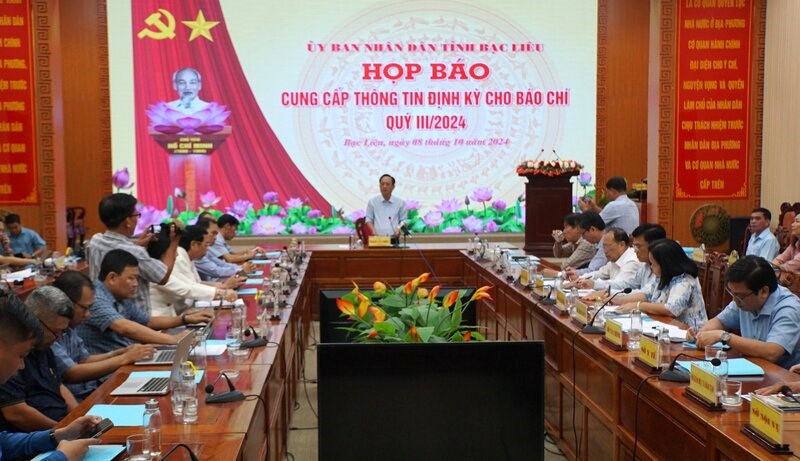 At the press conference for the third quarter of 2024 in Bac Lieu province, there were many questions related to the arrest of the director of a business in Hau Giang. Photo: Nhat Ho
