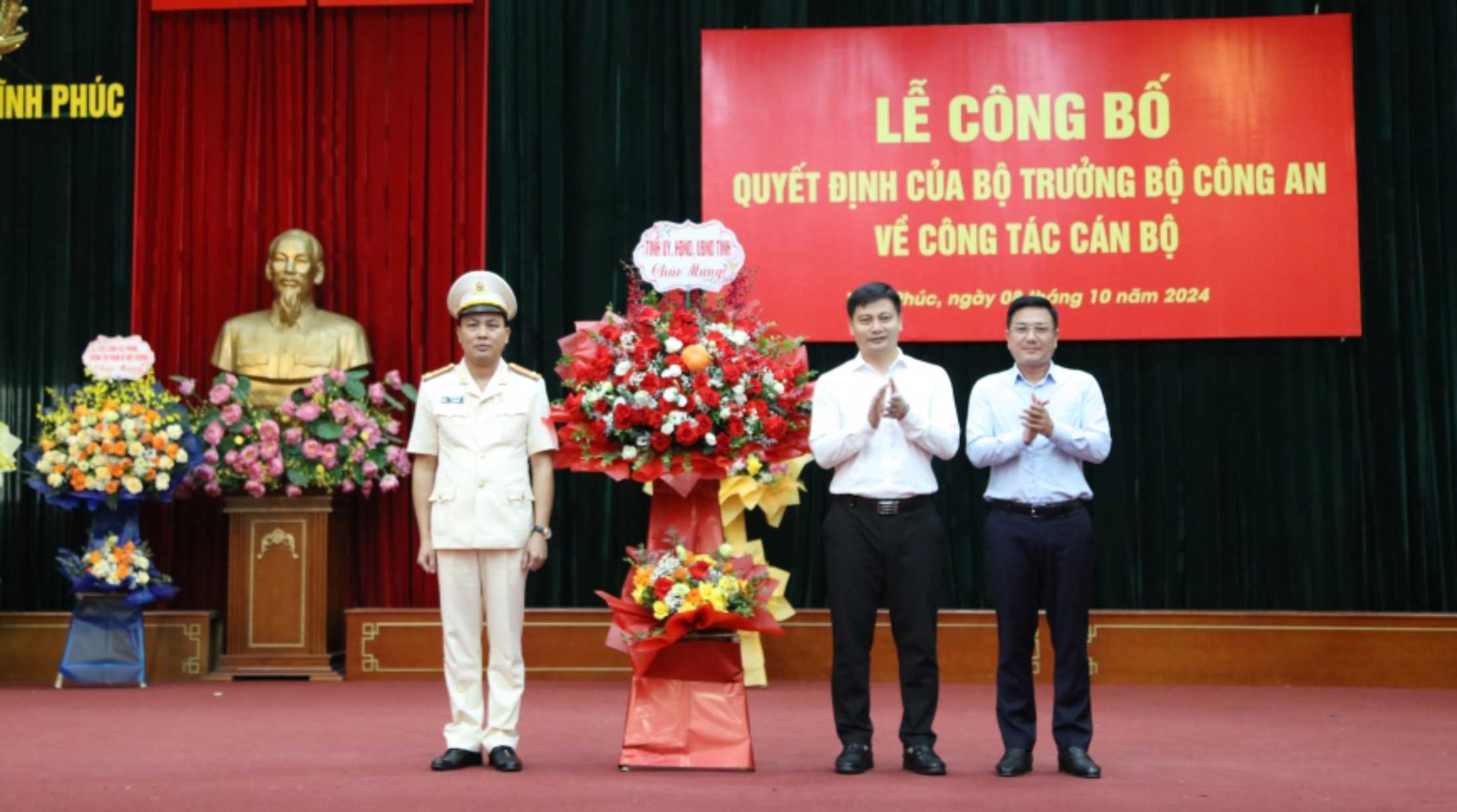 Lãnh đạo tỉnh Vĩnh Phúc tặng hoa chúc mừng Đại tá Lê Văn Tuân. Ảnh: Vinhphuc.gov
