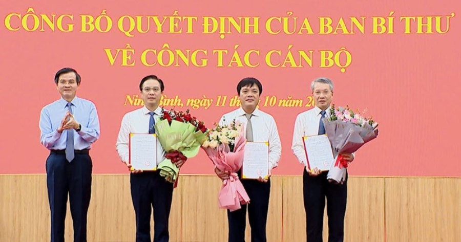 Bí thư Tỉnh ủy Ninh Bình Đoàn Minh Huấn trao quyết định và tặng hoa chúc mừng các nhân sự được chỉ định tham gia BCH Đảng bộ tỉnh Ninh Bình. Ảnh: Nguyễn Trường