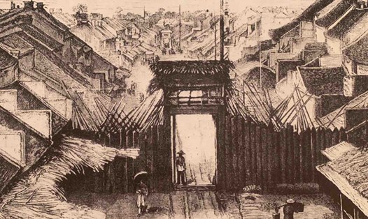 Hình ảnh phố Jean Dupuis (nay là phố Hàng Chiếu), phía trước có cổng bằng gỗ. Ảnh chụp từ triển lãm: Nhật Minh