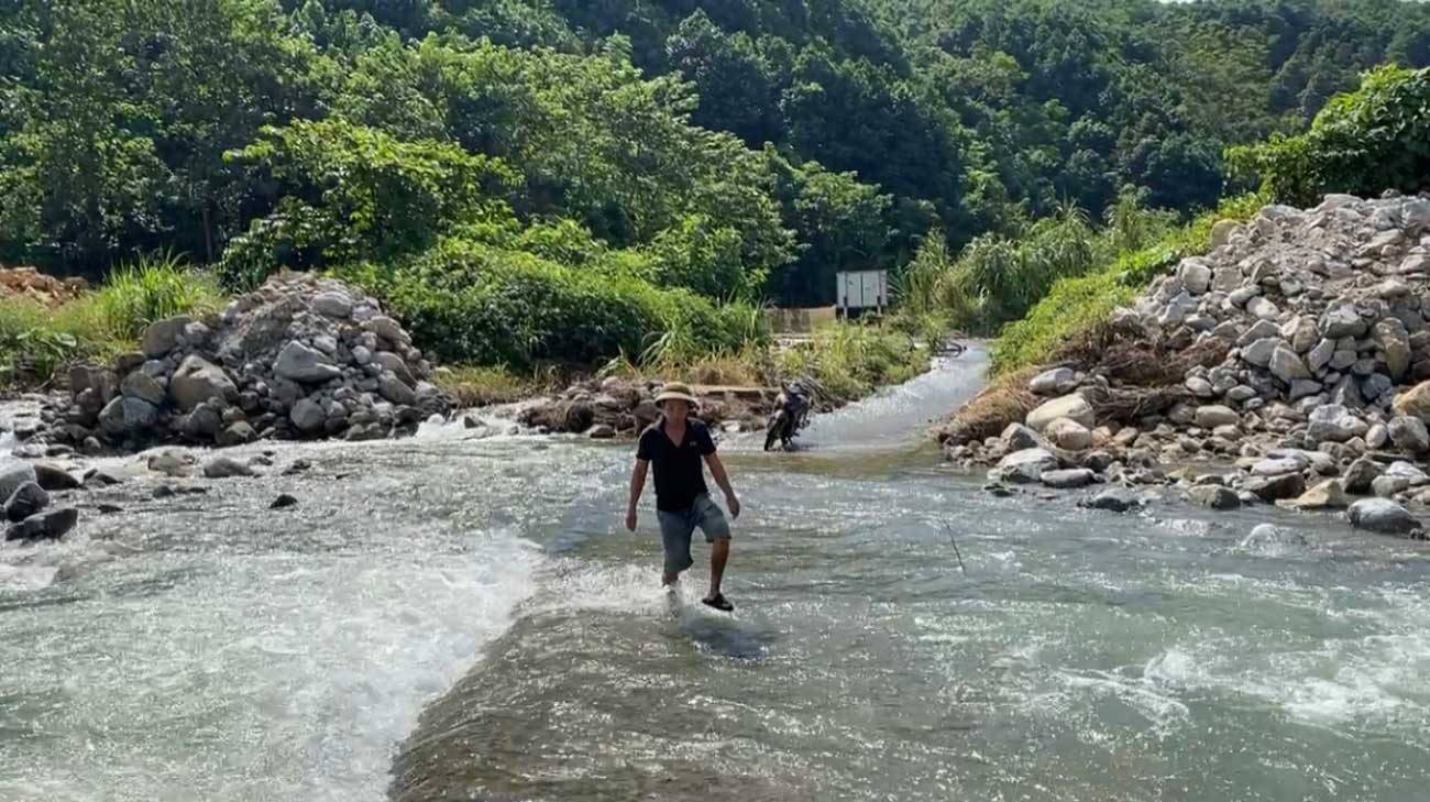 Floodwaters submerged the only bridge in Yen Bai. Photo: Tran Bui.