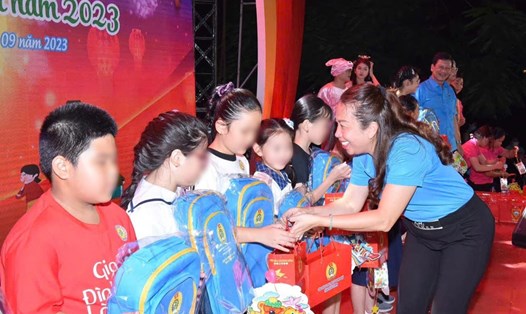 Bà Vũ Thế Vân - Chủ tịch Công đoàn các Khu chế xuất và Khu công nghiệp TPHCM tặng quà chăm lo cho con công nhân lao động. Ảnh: Đức Long