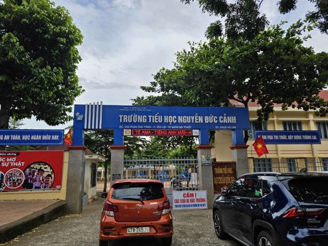 The school where a strange smell caused a teacher to be hospitalized. Photo: Bao Trung