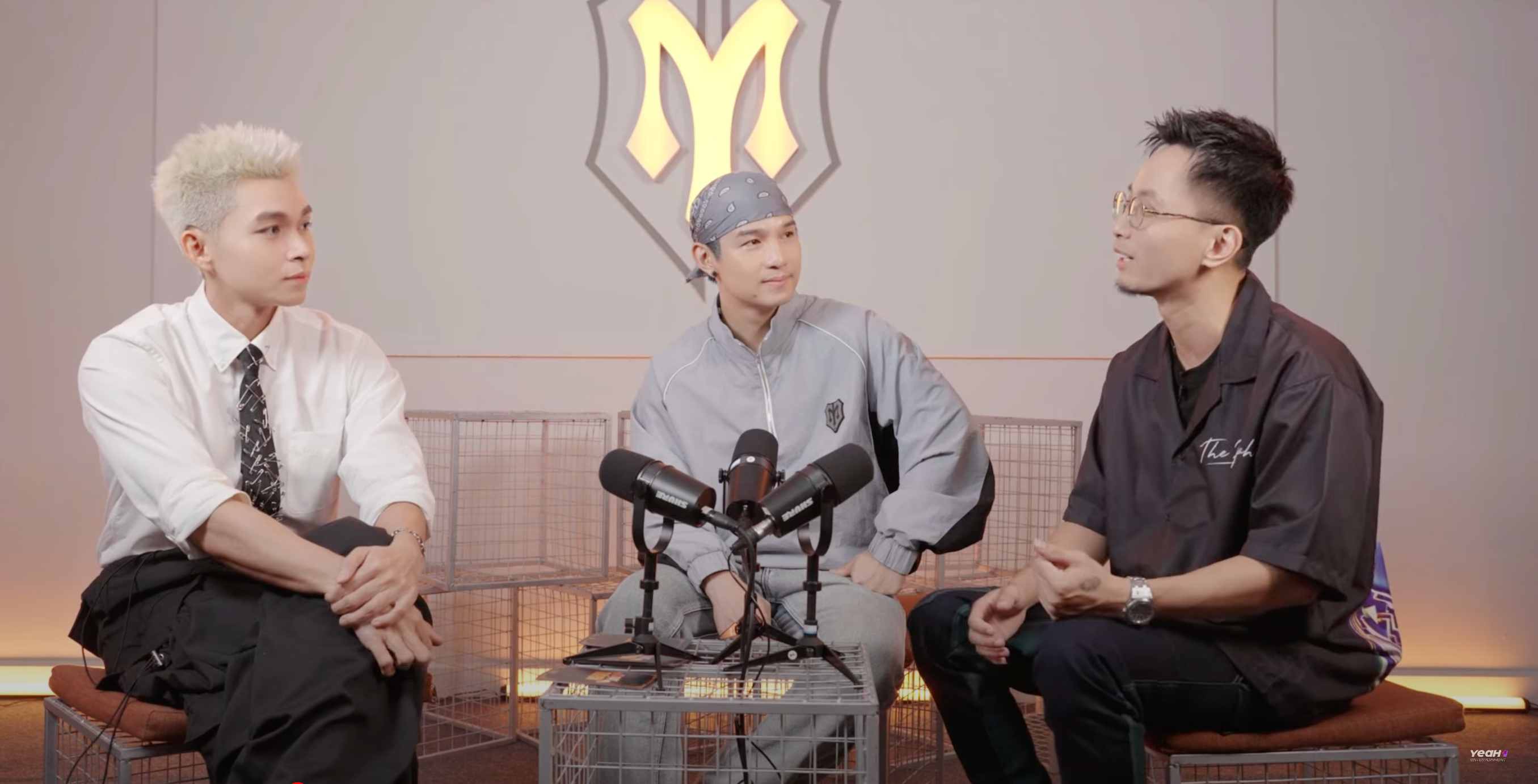 Anh tài Rhymastic (ngoài cùng bên phải) tâm sự cùng Jun Phạm, Cường Seven. Ảnh: NSX.