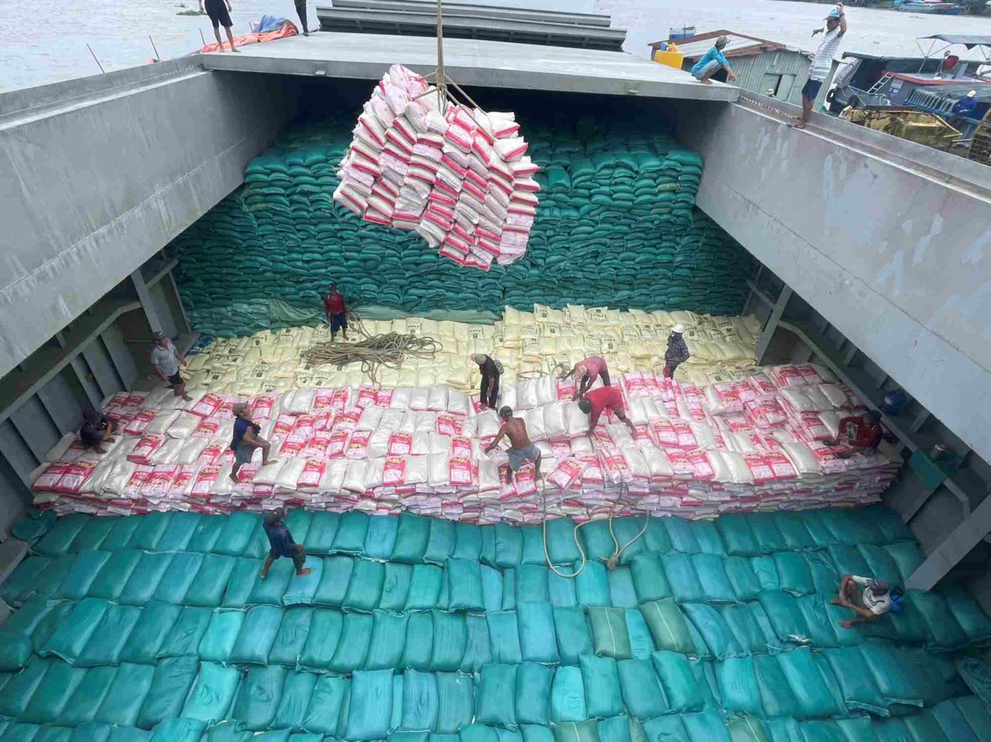 Doanh nghiệp Việt Nam xuất khẩu gạo đi các nước trên thế giới. Ảnh: Ngọc Lê