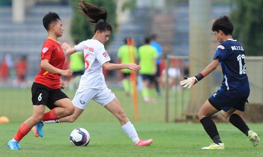 Phong Phú Hà Nam (áo trắng) tiếp tục giữ vững ngôi đầu bảng xếp hạng giải U19 nữ Quốc gia 2024. Ảnh: VFF