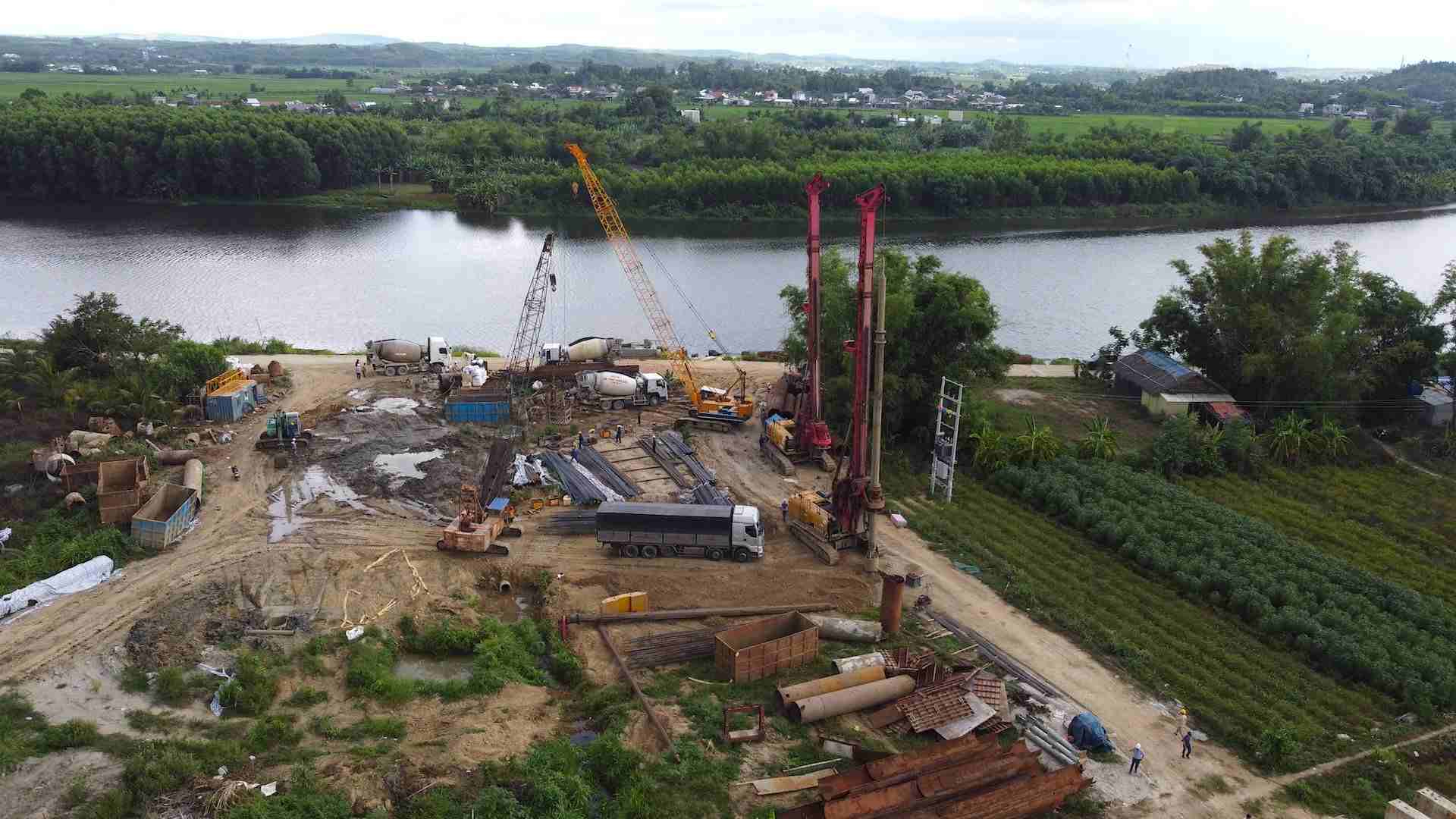 Nhà thầu phải mua cát giá cao để thi công dự án đường Hoàng Sa - Dốc Sỏi đoạn qua huyện Bình Sơn, tỉnh Quảng Ngãi. Ảnh: Viên Nguyễn