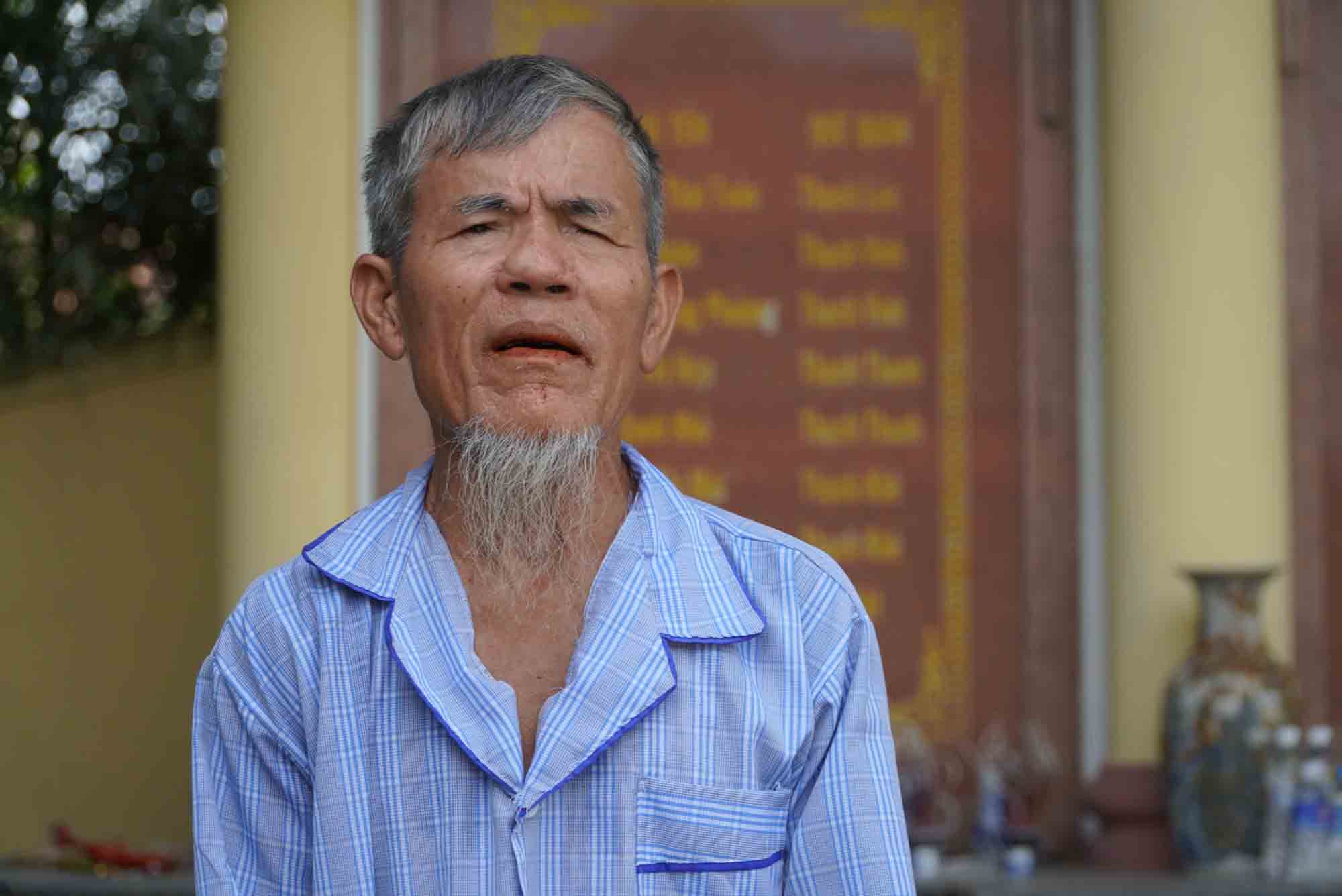 Mr. An told about the series of bombs dropped by the US, one of which hit class 9A of Ly Tu Trong High School, killing 16 students. Photo: Tran Tuan.