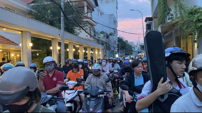 Nhieu phuong tien quyet dinh “chat hem” de ra duong Ung Van Khiem tuy nhien cung bi tac nghen trong con hem nay gan 30 phut.