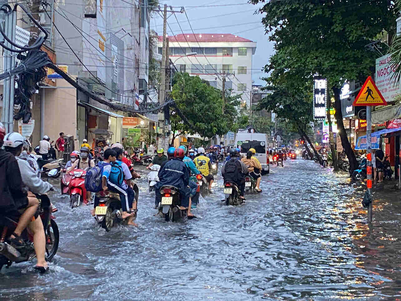 Doan duong D5 ngap keo dai gan 500m gay kho khan cho nguoi dan khi luu thong qua day.