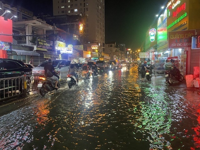 Duong Xo Viet Nghe Tinh (doan tu nga 5 Dai Liet Si huong ve duong Binh Quoi, Thanh Da) cung ngap sau.