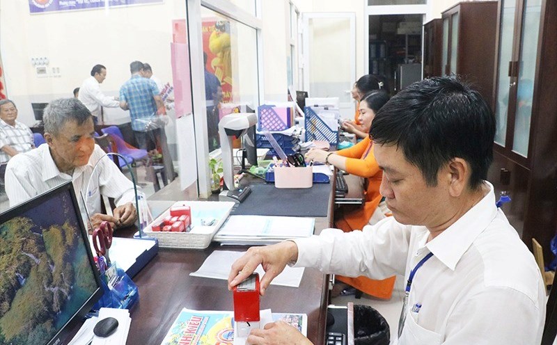 Civil servants at the one-stop shop of the People's Committee of An Cu Ward, Ninh Kieu District (Can Tho City) are processing people's documents. Photo: Quang Thai