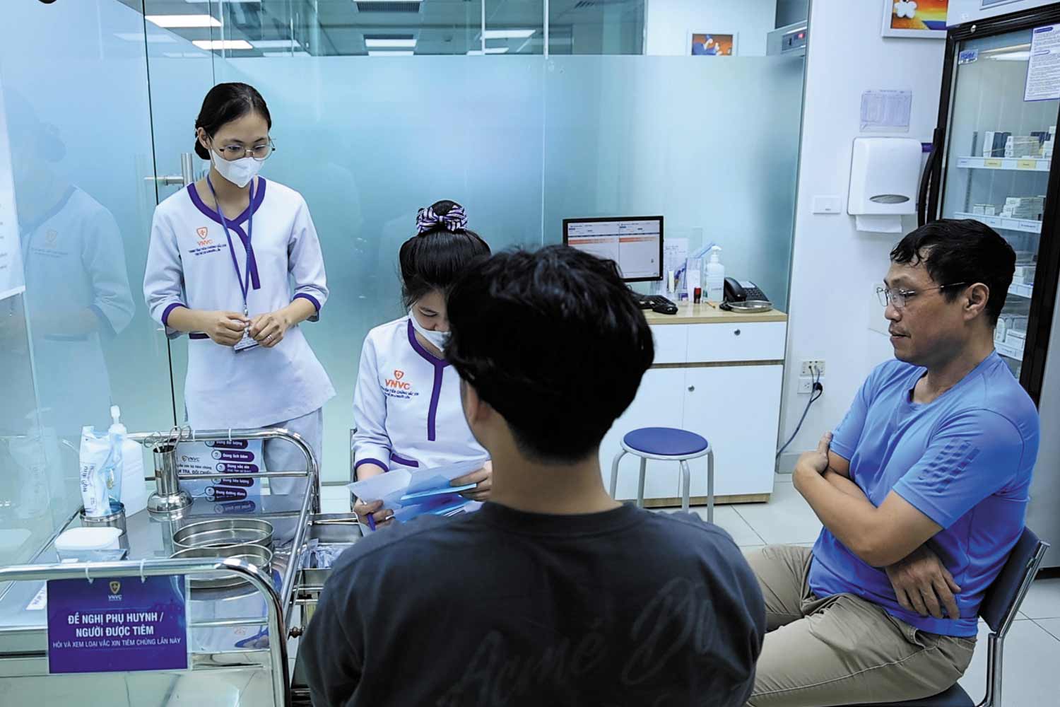 Lo sốt xuất huyết, cả gia đình đưa nhau đi tiêm vaccine