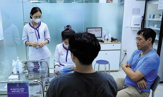 Lo sốt xuất huyết, cả gia đình đưa nhau đi tiêm vaccine