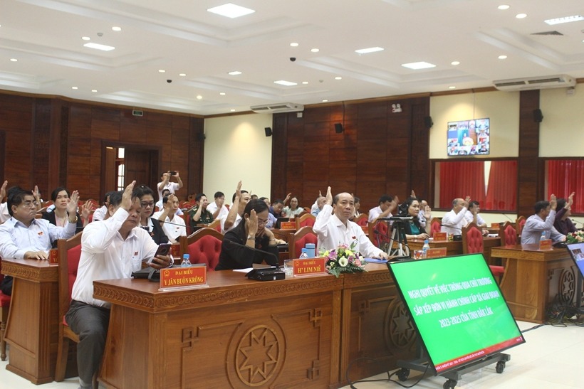 Dak Lak Provincial People's Council voted to approve the merger of a number of commune-level administrative units. Photo: Nguyen Chinh