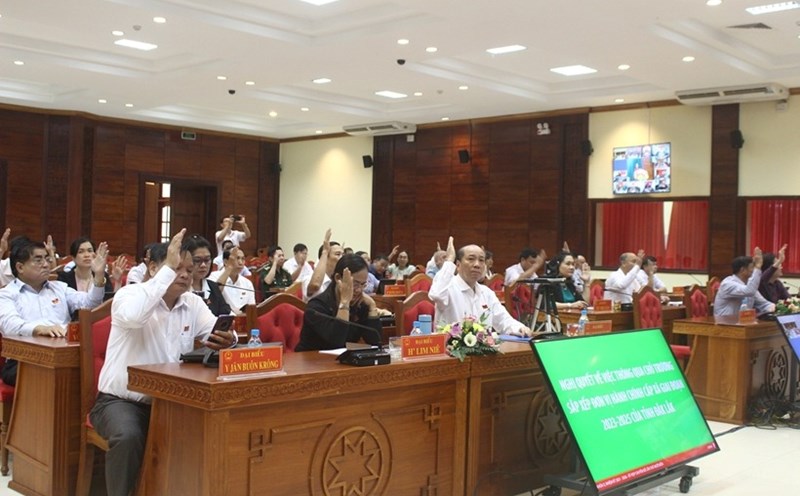Dak Lak Provincial People's Council voted to approve the merger of a number of commune-level administrative units. Photo: Nguyen Chinh