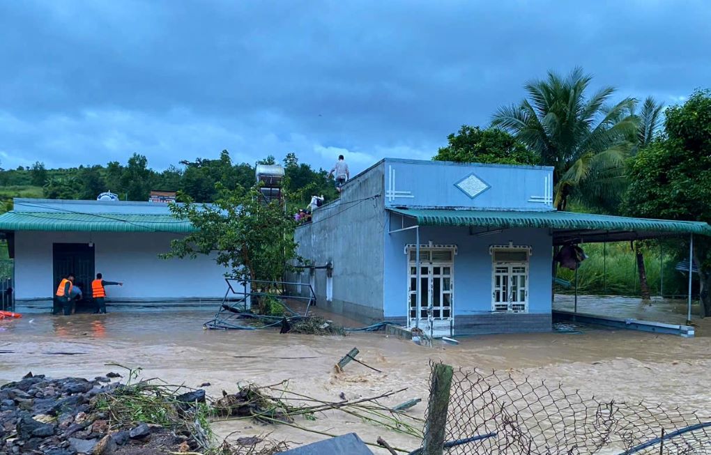 Many houses were isolated. Photo: Hoai Thanh