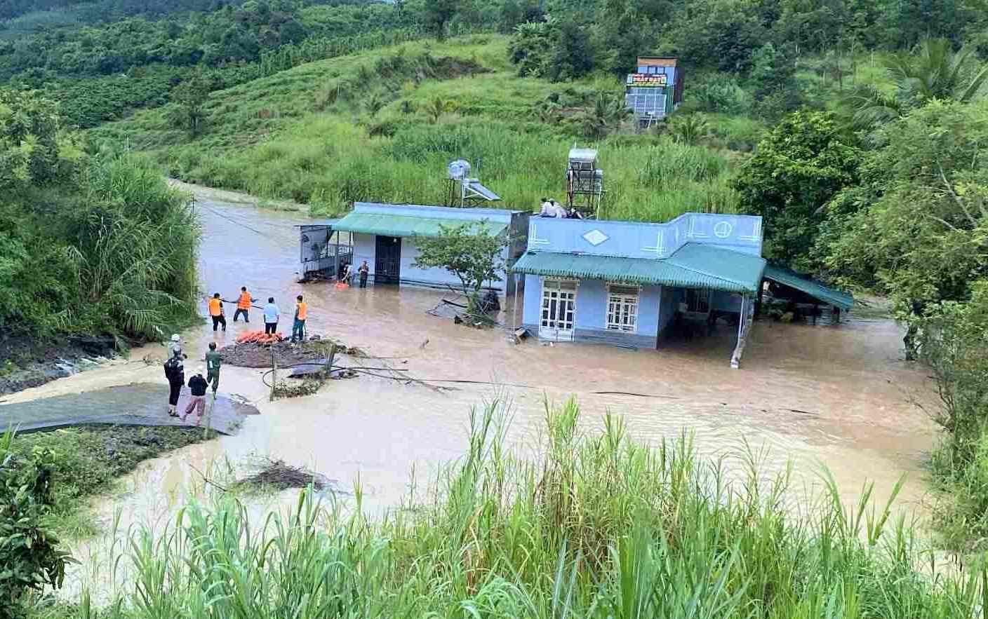 Mot so ngoi nha cua nguoi dan bi co lap. Anh: Hoai Thanh