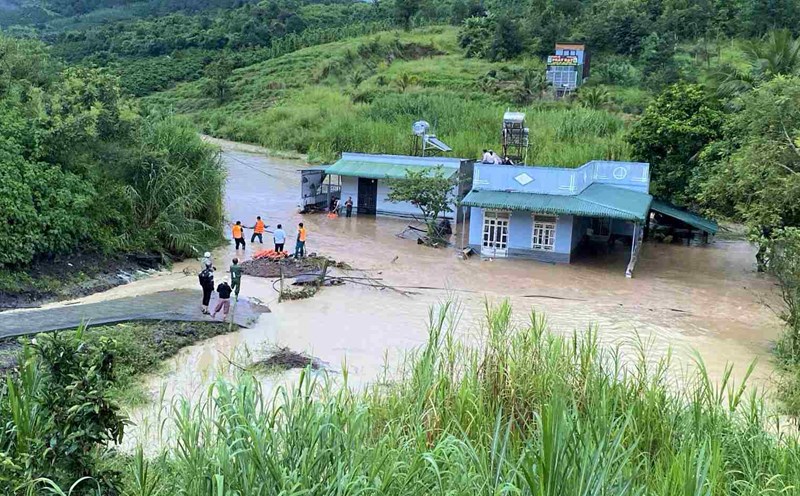 Lực lượng cứu hộ đưa người dân ra khỏi vùng bị cô lập do mưa lũ. Ảnh: Hoài Thanh