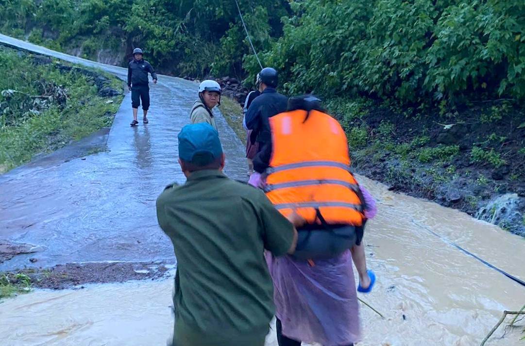 Co quan chuc nang da dua nhieu nguoi dan nhanh chong den noi an toan. Anh: Hoai Thanh