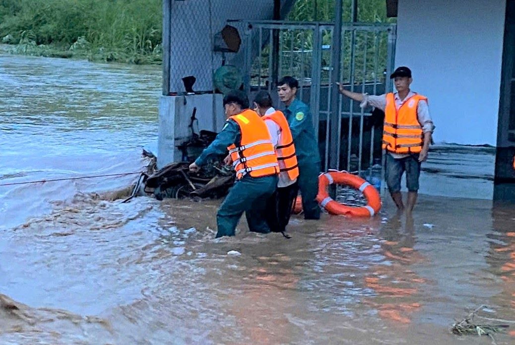 Luc luong chuc nang nhanh chong tiep can hien truong, giai cuu nguoi dan bi co lap do mua lu. Anh: Hoai Thanh