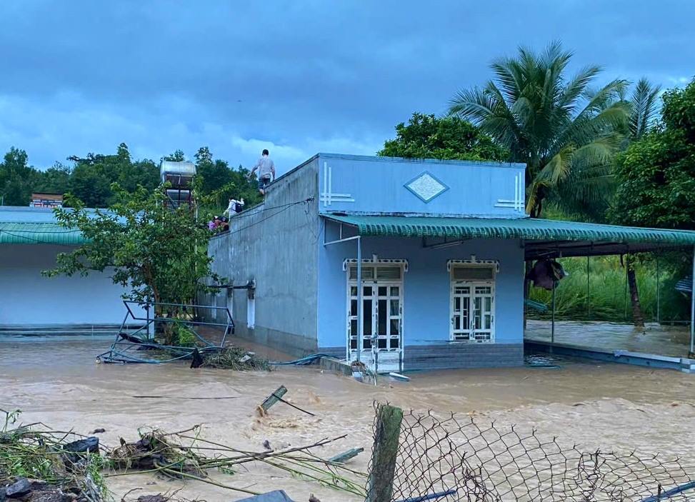 Mot so nguoi dan phai leo len noc nha de tranh nuoc lu dang cao. Anh: Hoai Thanh