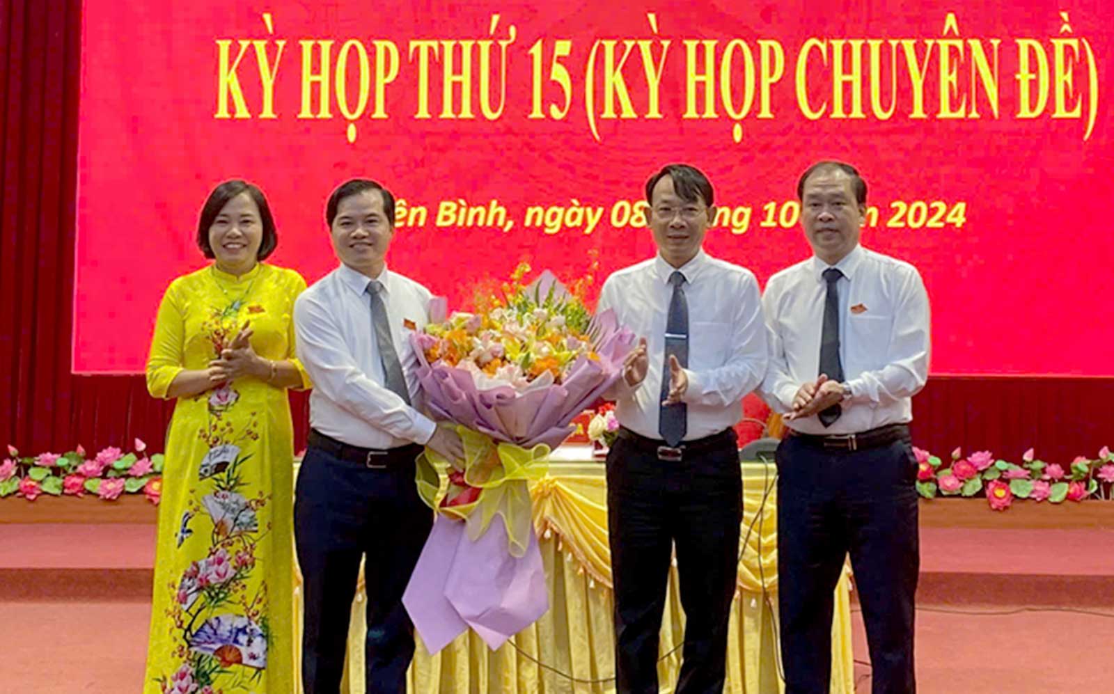 Leaders of Yen Binh district presented flowers to congratulate the new Chairman of the People's Council Nguyen Le Dung (second from left). Photo: Yen Bai Portal