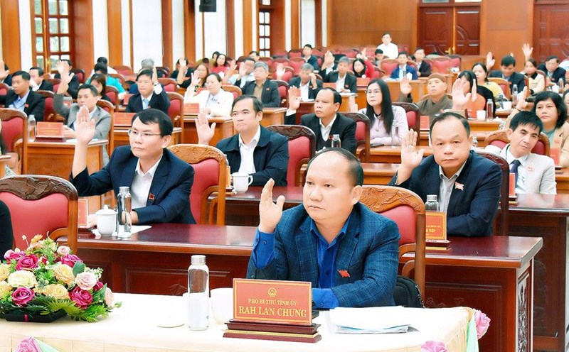 Delegates passed a Resolution approving the policy of rearranging administrative units at district and commune levels in Gia Lai province. Photo: Gialai.gov.vn