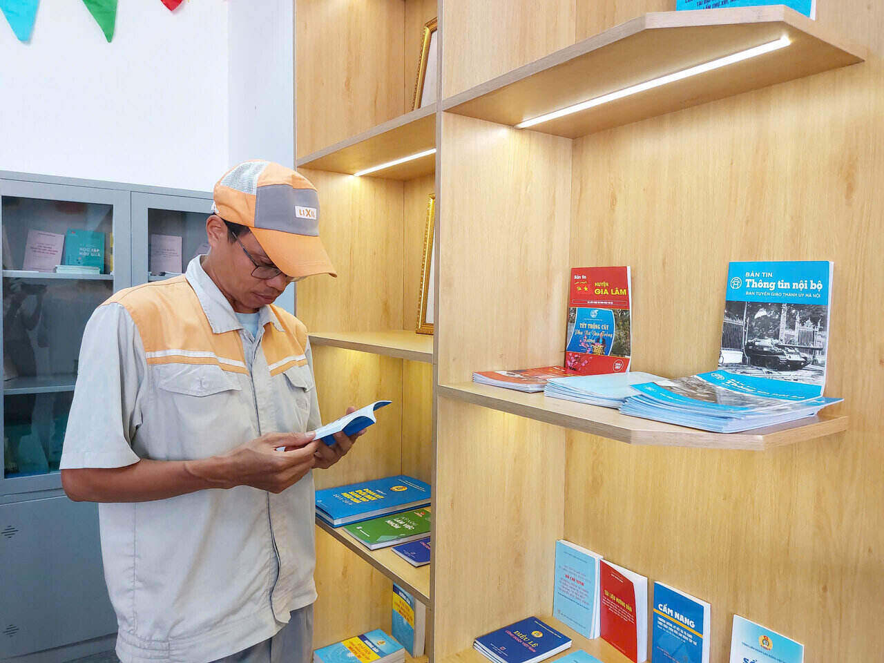 Công nhân Công ty đọc sách ngay sau khi Điểm sinh hoạt văn hóa công nhân ra mắt. Ảnh: Ngọc Ánh