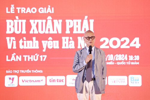 GS.TS.KTS Hoang Dao Kinh chia se tai le trao giai “Bui Xuan Phai - Vi tinh yeu Ha Noi“. Anh: BTC