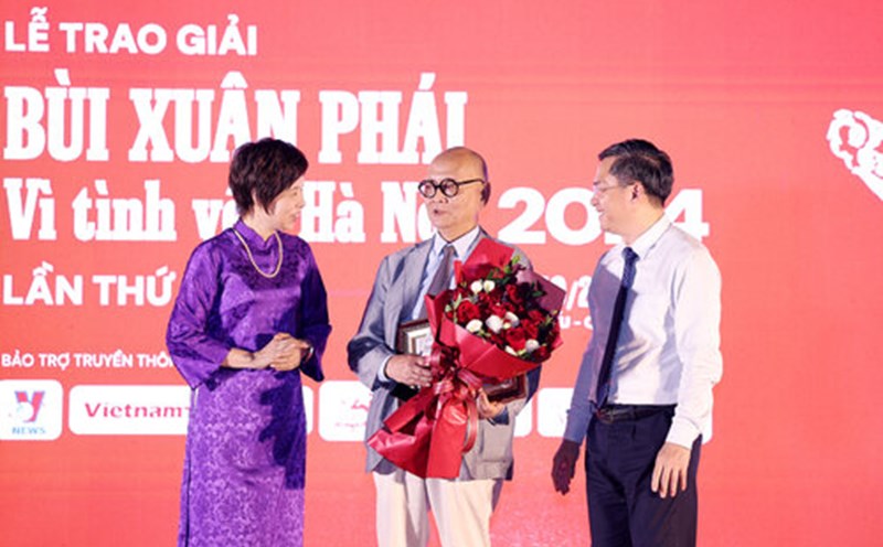 Prof. Dr. Architect Hoang Dao Kinh received the Grand Prize - Knight of architectural relics. Photo: Organizing Committee