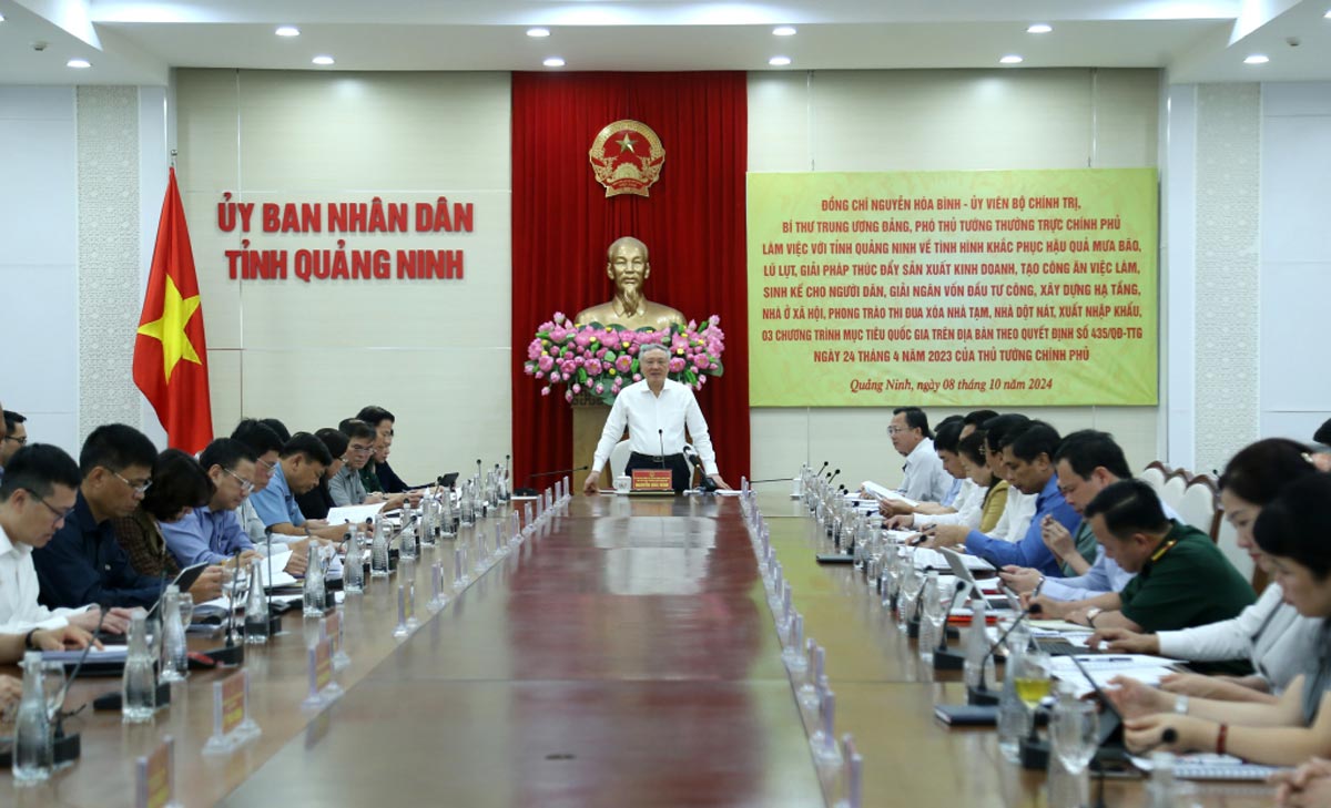 Permanent Deputy Prime Minister Nguyen Hoa Binh works in Quang Ninh on storm damage recovery. Photo: Thu Chung/Quang Ninh Portal