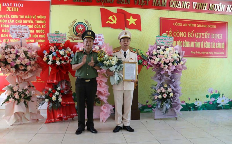 Đại tá Vũ Thanh Tùng - Phó Giám đốc Công an tỉnh Quảng Ninh trao quyết định điều động Thượng tá Vũ Mạnh Hà giữ chức vụ Trưởng Công an thị xã Đông Triều. Ảnh: Công an tỉnh Quảng Ninh