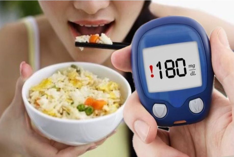 Nhai thức ăn đúng cách giúp hạ đường huyết hiệu quả. Đồ họa: Linh Đan