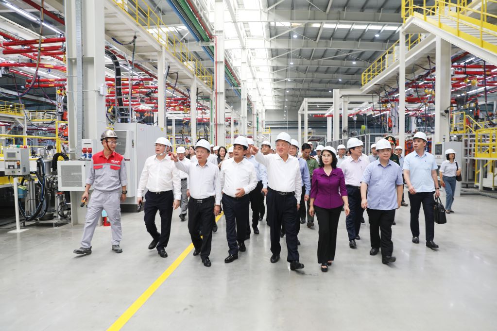 Phó Thủ tướng Thường trực Chính phủ Nguyễn Hòa Bình thăm Nhà máy ô tô Thành Công Việt Hưng. Ảnh: Đỗ Phương