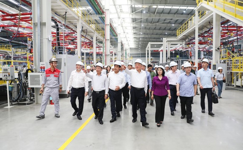 Phó Thủ tướng Thường trực Chính phủ Nguyễn Hòa Bình thăm Nhà máy ô tô Thành Công Việt Hưng. Ảnh: Đỗ Phương