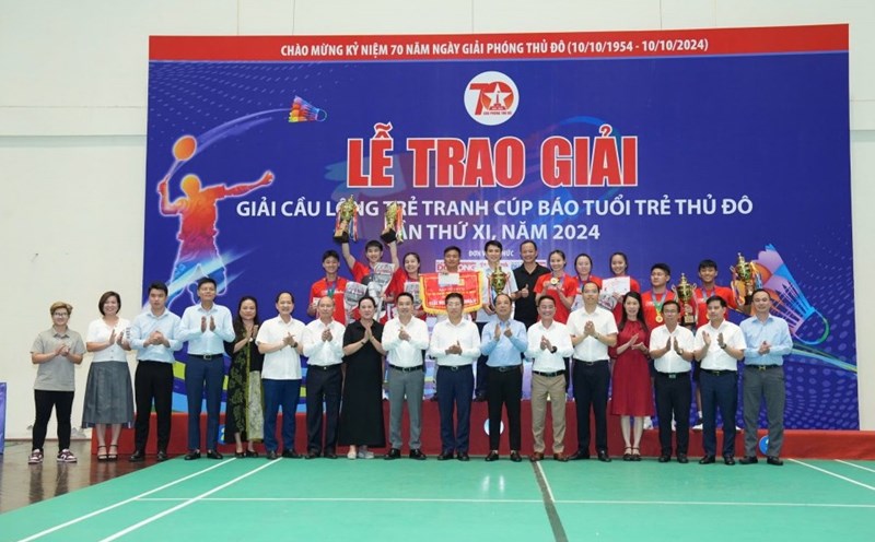 Delegates take souvenir photos with the teams of athletes who won high prizes. Photo: Organizing Committee