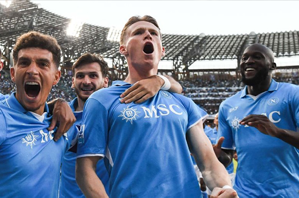 Su phan khich cua Scott Mctominay truoc khan dai cuong nhiet cua san Stadio Diego Armando Maradona. Anh: Napoli FC