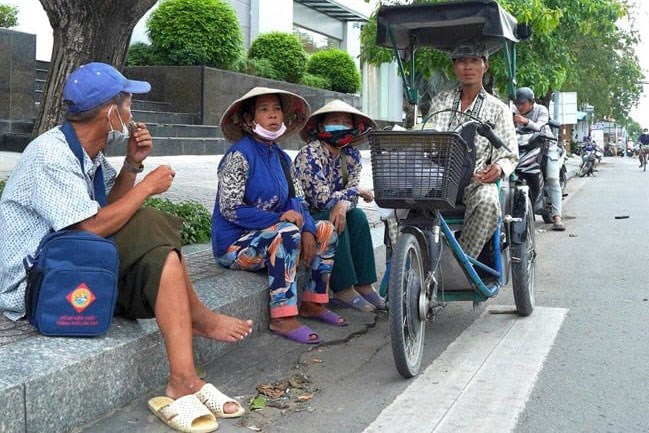 Street lottery ticket sellers contribute greatly to the profits of lottery companies. Photo: Ta Quang