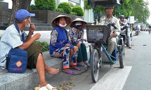 Người bán vé số dạo đóng góp rất lớn vào lợi nhuận của các công ty xổ số. Ảnh: Tạ Quang