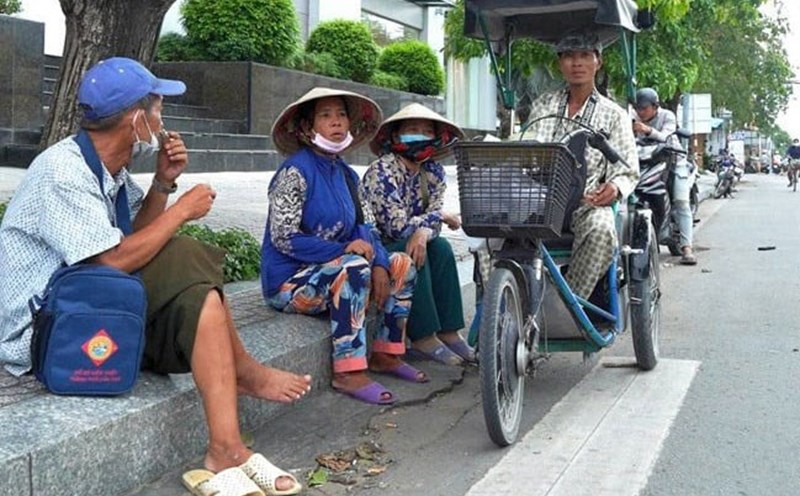 Street lottery ticket sellers contribute greatly to the profits of lottery companies. Photo: Ta Quang