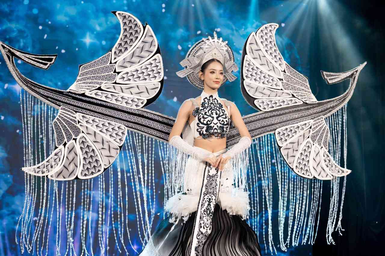 Runner-up Khanh Linh performs Thien Hac. Photo: SV.