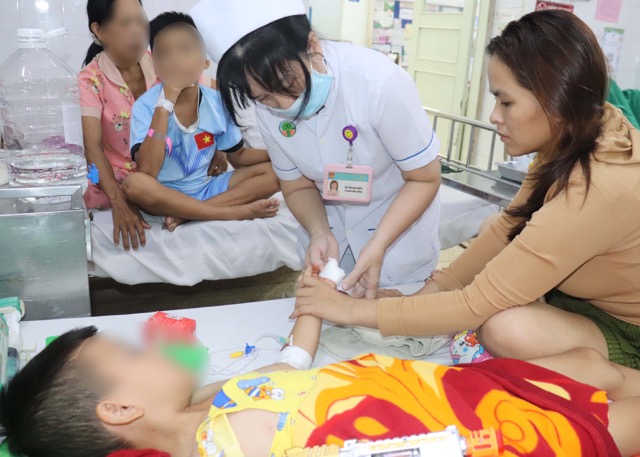 The child was successfully reconnected by the doctor with microsurgery. Photo collage: HUONG SON